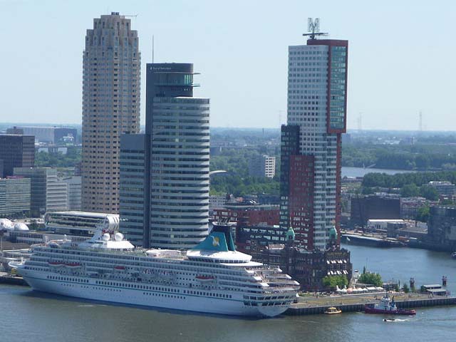 Cruiseschip ms Artania van Phoenix Reisen aan de Cruise Terminal Rotterdam